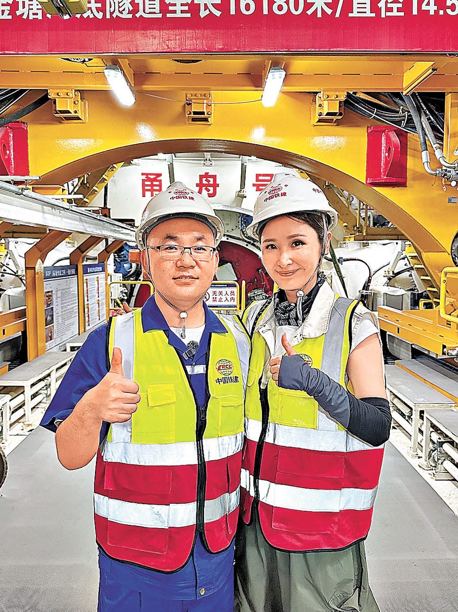 ●陳貝兒深入地下50多米的海底隧道拍攝盾構機作業。