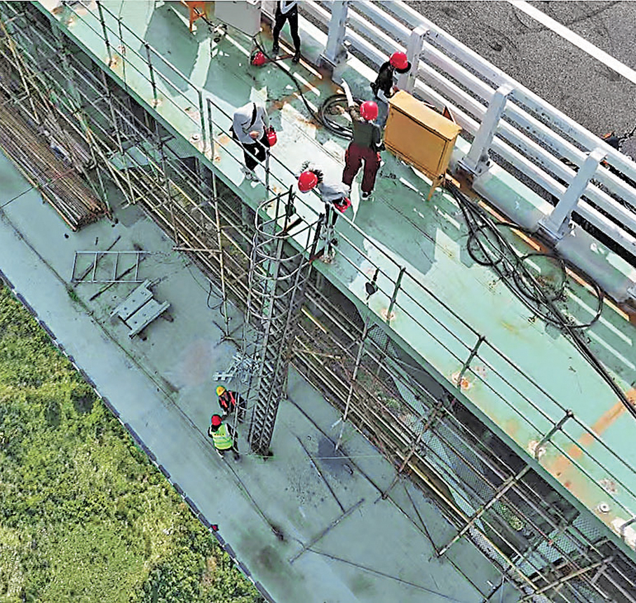 ●陳貝兒在貴州花江峽谷大橋需爬上600多米高塔台。