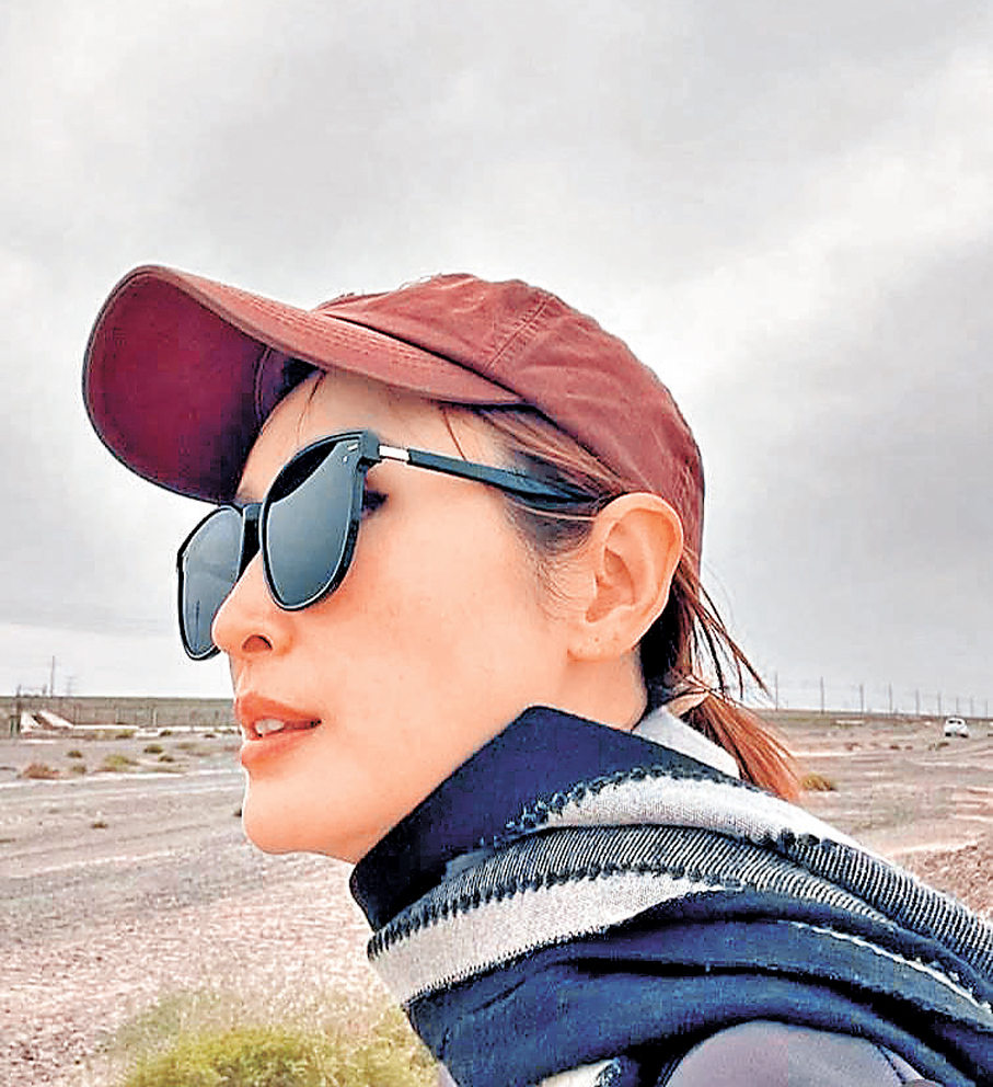 ●拍攝期間，陳貝兒曬到耳珠都有雀斑。