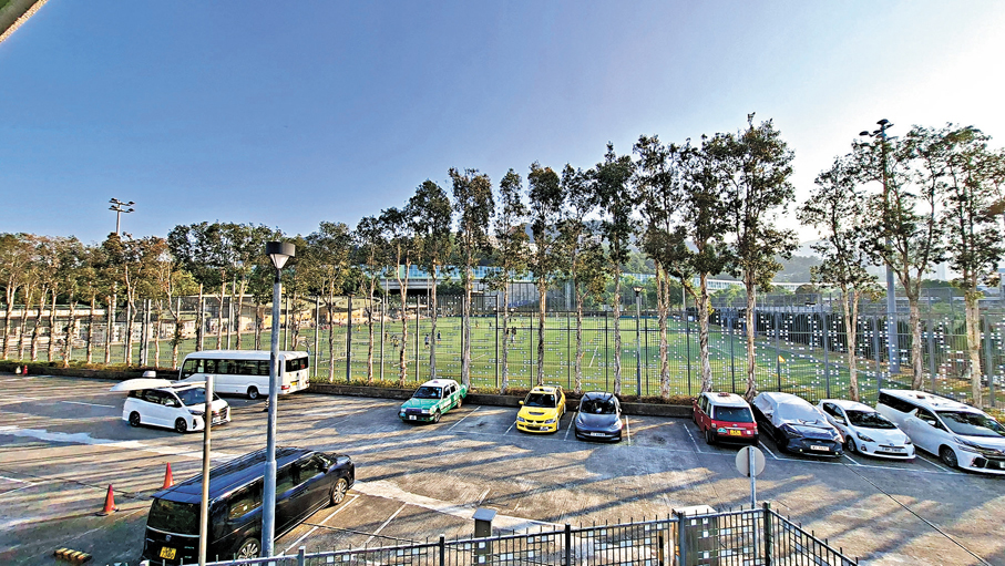 ●政團建議其中一個建屋永久安置災民的選址—廣福公園足球場。 香港文匯報記者鄧偉明  攝