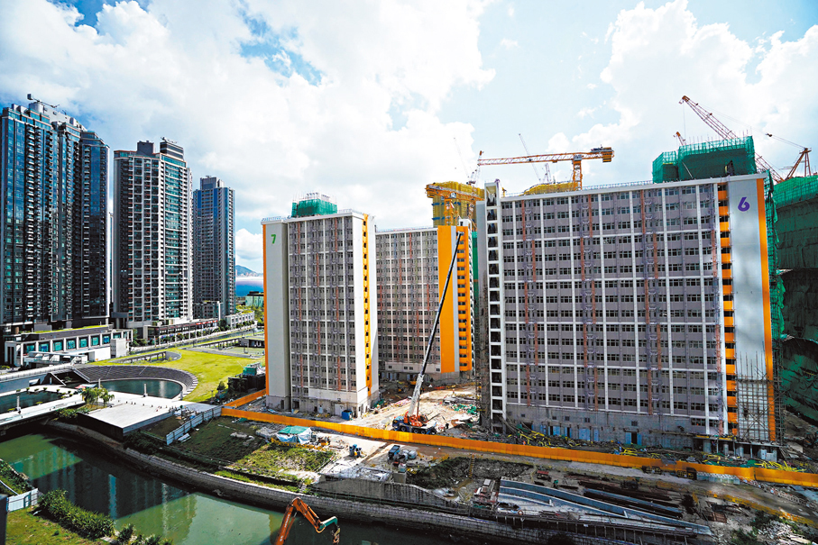 ●政府其中一個安置方案為簡約公屋。圖為啟德世運道興建中的簡約公屋。 資料圖片