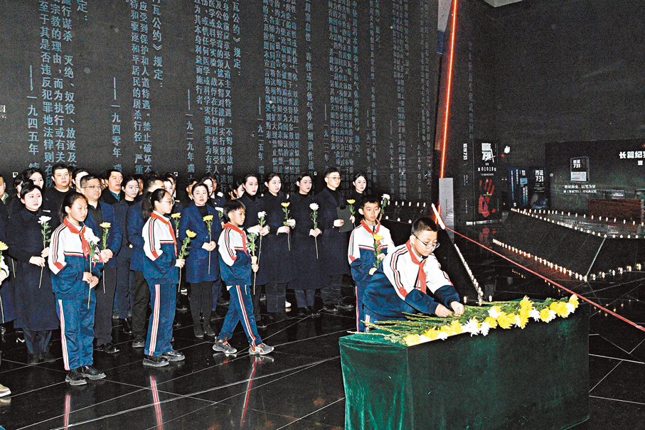 ●人們在黑龍江哈爾濱侵華日軍第七三一部隊罪證陳列館參加悼念活動。 新華社