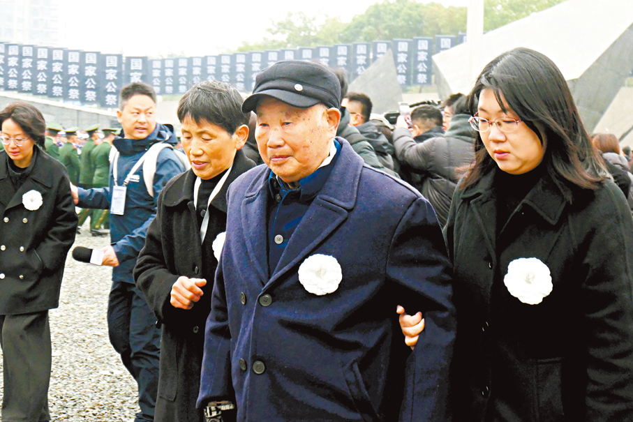 ●南京大屠殺倖存者劉民生（中）出席國家公祭儀式。 香港文匯報記者賀鵬飛  攝