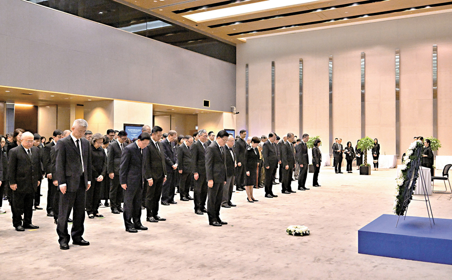 ●香港特區政府昨日上午在政府總部舉行「南京大屠殺死難者國家公祭日」紀念儀式，悼念南京大屠殺死難者。 中央政府駐港聯絡辦網站圖片
