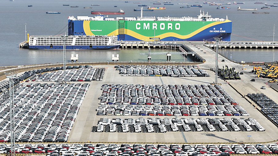 ●專家指出構建雙循環韌性體系是應對國際經貿鬥爭的核心支撐。圖為12月9日，在江蘇省蘇州港太倉港區，「港榮」號甲醇雙燃料動力滾裝船在裝載出口汽車（無人機照片）。 新華社