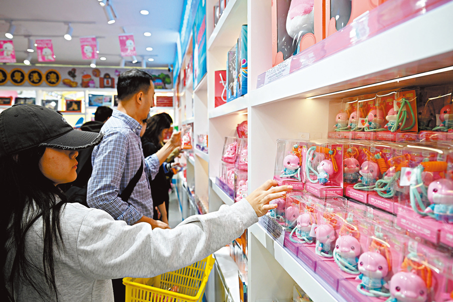 ●11月14日，廣州市正佳廣場的十五運會和殘特奧會官方特許商品旗艦店，消費者選購十五運會吉祥物「喜洋洋」「樂融融」文創產品。 中新社