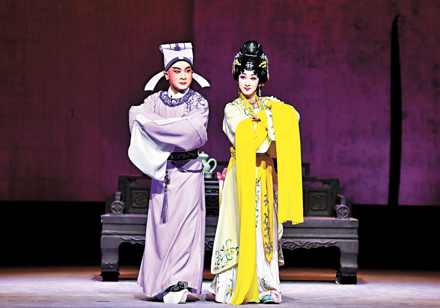 ●郝士超（左）與張警月演出《玲瓏窗》。河北省河北梆子劇院供圖