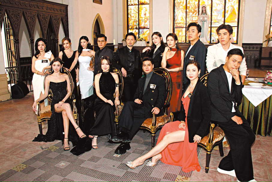 ●《枱底》劇組合影，主角羅子溢和蔡潔坐正中。  香港文匯報記者達里  攝