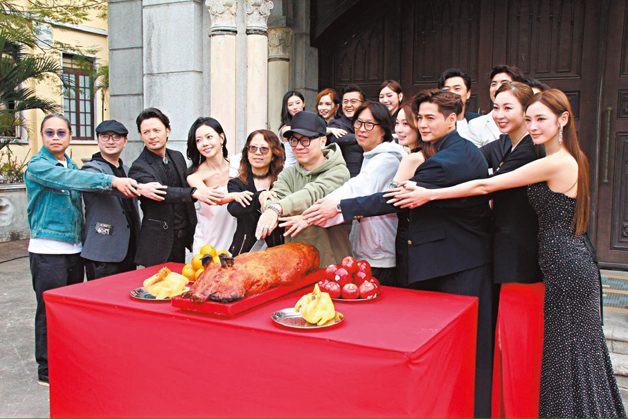 ●鍾澍佳監製的新劇《枱底》昨日進行開鏡拜神儀式。香港文匯報記者達里  攝