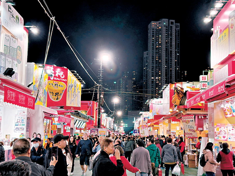 ●工展會會場內入夜後依舊人潮湧動。 香港文匯報記者崔瀅  攝