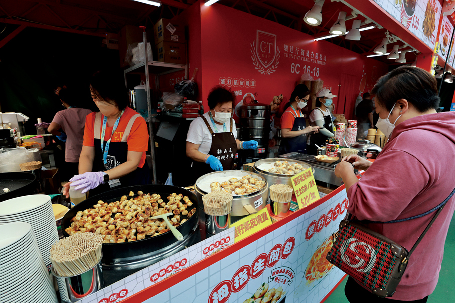 ●市民選購美食。 香港文匯報記者北山彥  攝