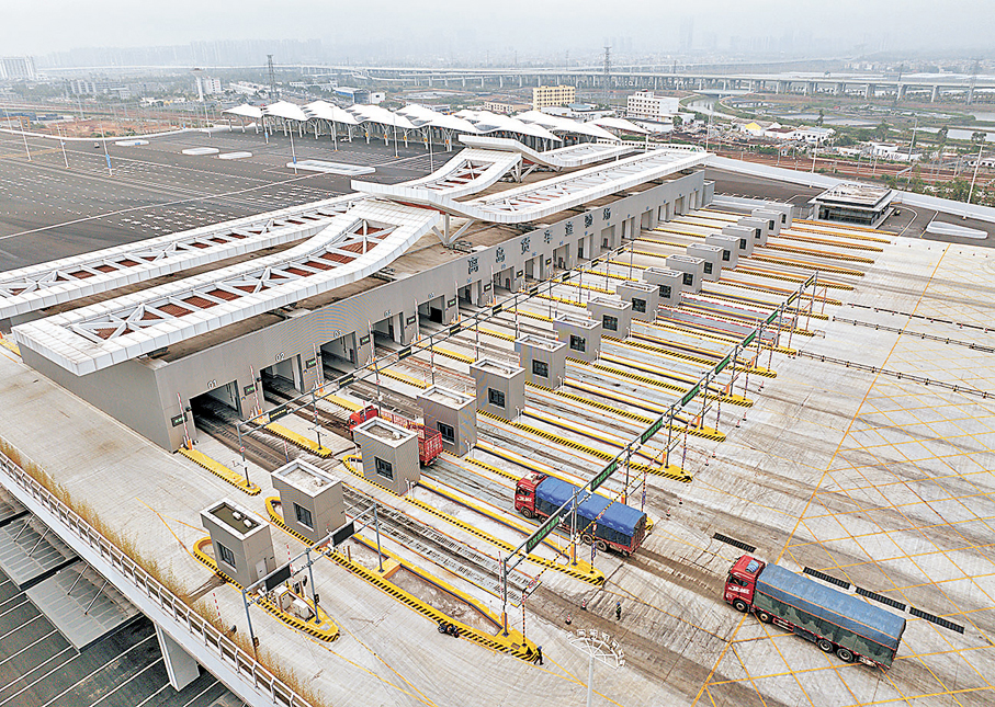 ●目前，海口新海港和南港「二線口岸」（貨運）集中查驗場正在開展海南自貿港封關運作合成演練。 中新社