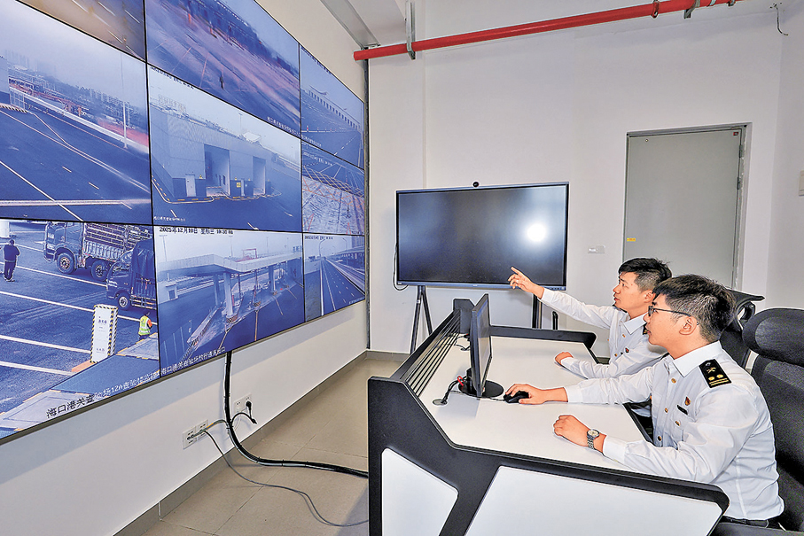 ●海口新海港和南港「二線口岸」（貨運）集中查驗場，海關工作人員在監控室進行演練。 中新社