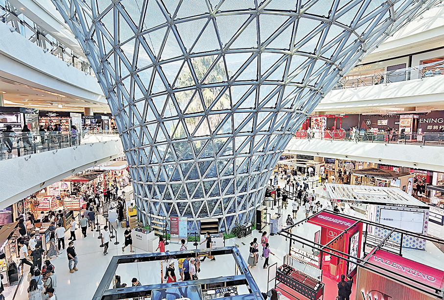 ●三亞國際免稅城內人頭湧湧。香港文匯報記者何玫  攝