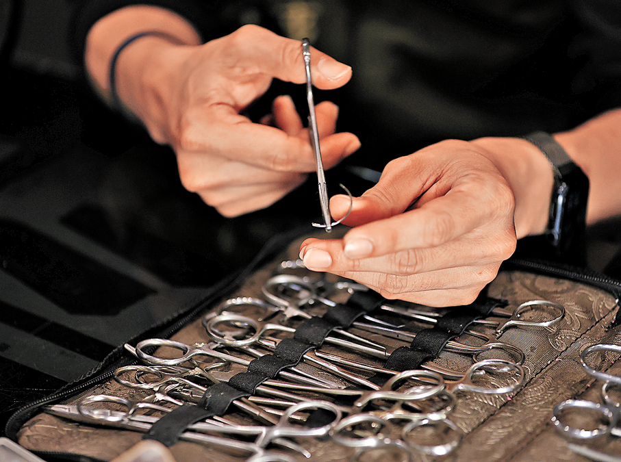 ●持針器用以穩固針尾呈三角形的彎針，避免刺穿。