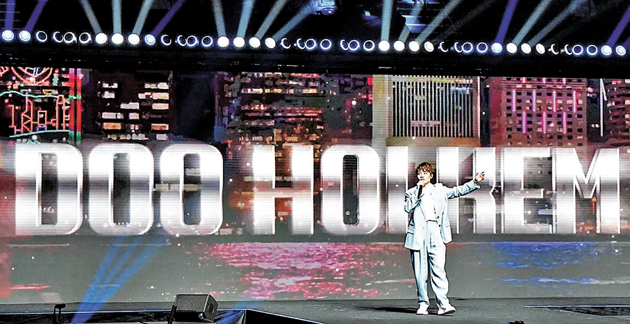 ●杜凱琹賽前獻唱炒熱氣氛。  香港文匯報記者葉詩敏 攝