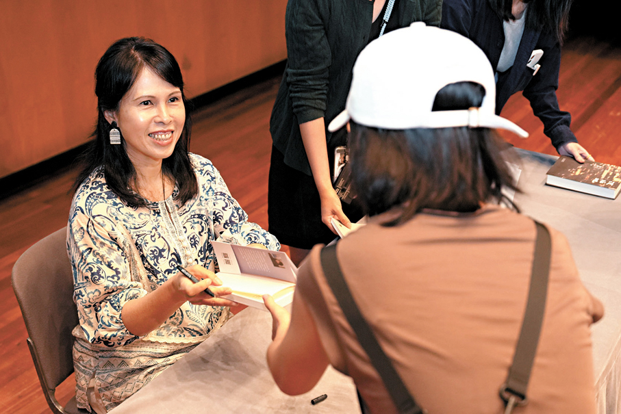 ●黎紫書為讀者簽書。 聯合出版集團提供