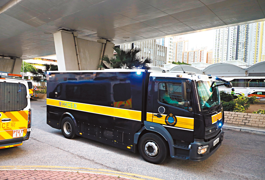 ●黎智英乘坐囚車抵達西九龍裁判法院。 香港文匯報記者萬霜靈  攝