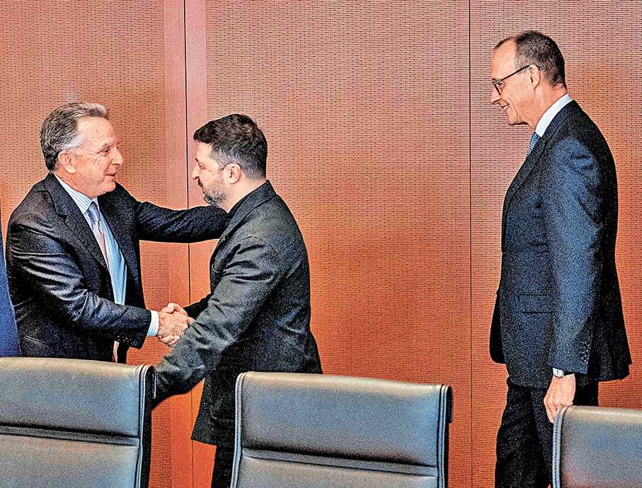 ●澤連斯基（中）與威特科夫握手，旁為德國總理默茨。 法新社