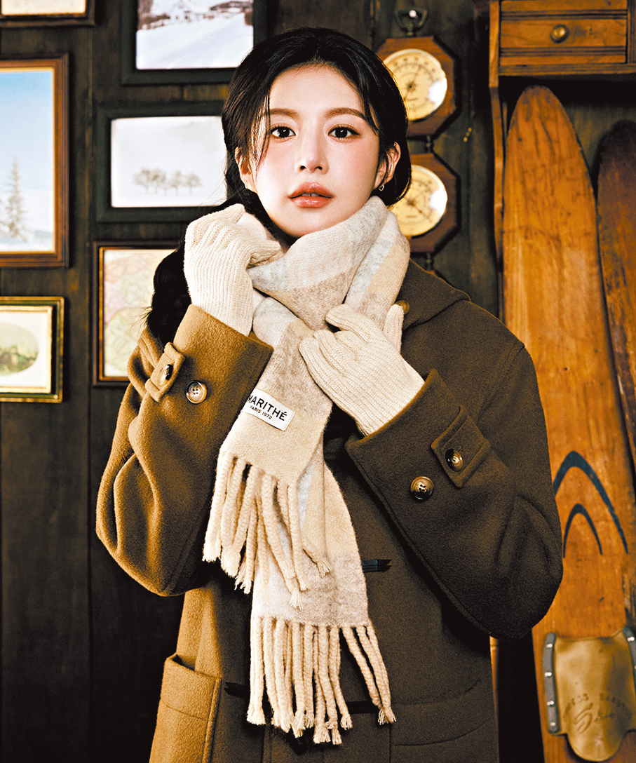 ●一件絨褸配上一條頸巾，是冬日常見又保暖的穿搭方式。