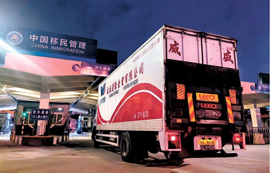 ●皇崗邊檢站設立「應急救援專用通道」確保運載援港物資車輛「即到即查、即查即放」。 資料圖片