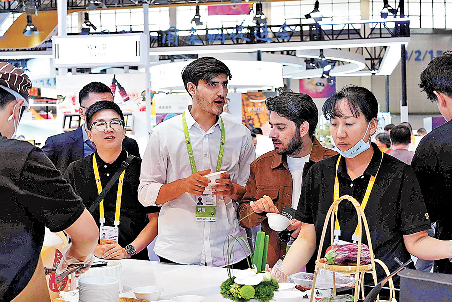 ●外國採購商早前在海南舉行的消博會上參觀展品。 資料圖片