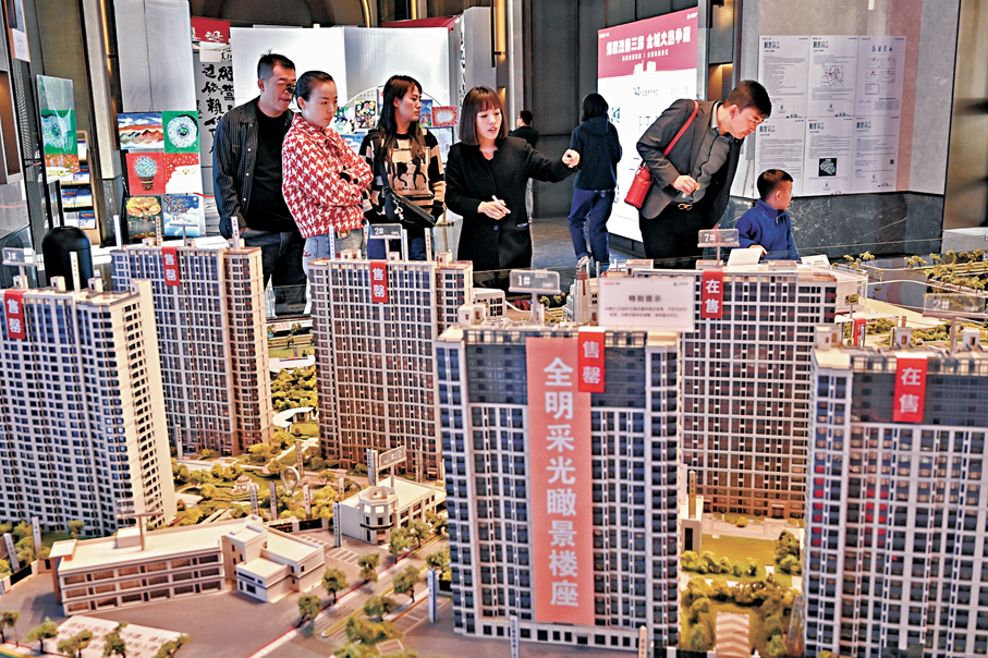 ●中央經濟工作會議對着力穩定房地產市場、加快構建房地產發展新模式作出部署。圖為山西太原市民近日在一家售樓部看房。    中新社