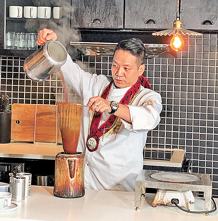 ●「撞茶」是製作港式奶茶重要的一環，也是港式奶茶獨特的標記。 作者供圖