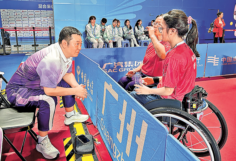 ●殘特奧會乒乓球港隊主教練張佳（左）表示，球隊在內地集訓效果明顯。 香港文匯報記者敖敏輝  攝