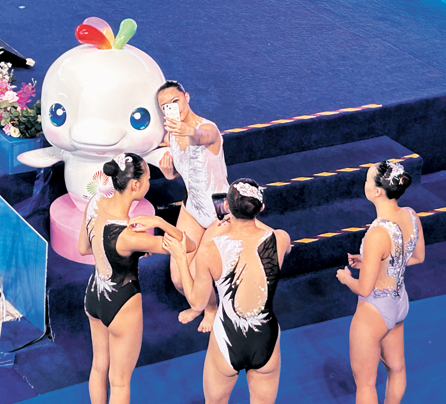 ●花樣游泳香港隊隊員十分享受在大灣區舉辦的全運會。 香港文匯報記者敖敏輝  攝