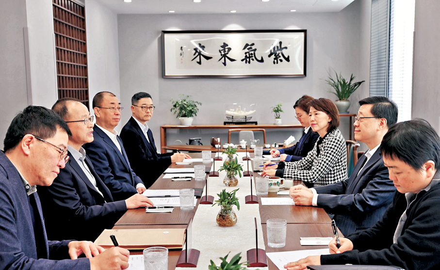 ●李家超昨日與北京大學黨委書記何光彩會面並作交流。 李家超Fb圖片