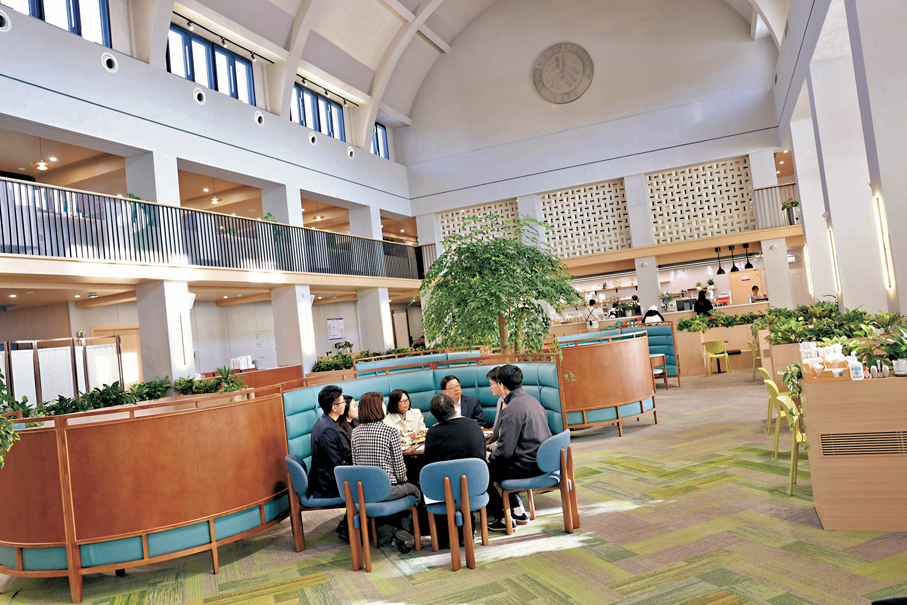 ●李家超與四位在北京讀書或工作的香港青年在北京大學未名湖畔的教師之家共晉早餐。 李家超Fb圖片