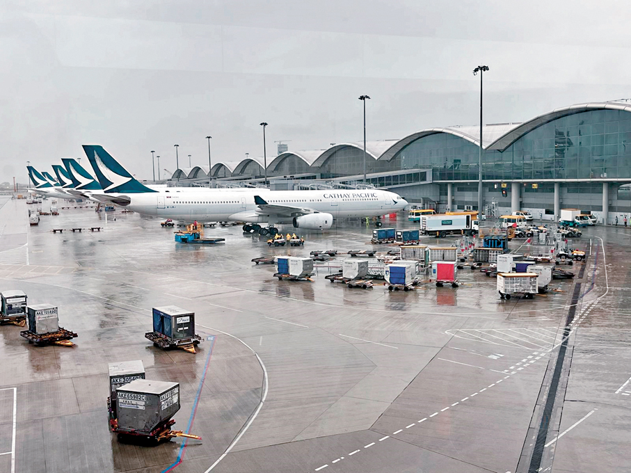 ● 香港國際機場10月客運量達537萬人次，按年升18%，早已超越疫情前同期水平。