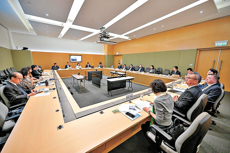 ● 運輸及物流局局長陳美寶昨主持「國際航空超級樞紐發展諮詢委員會」。 政府新聞處圖片