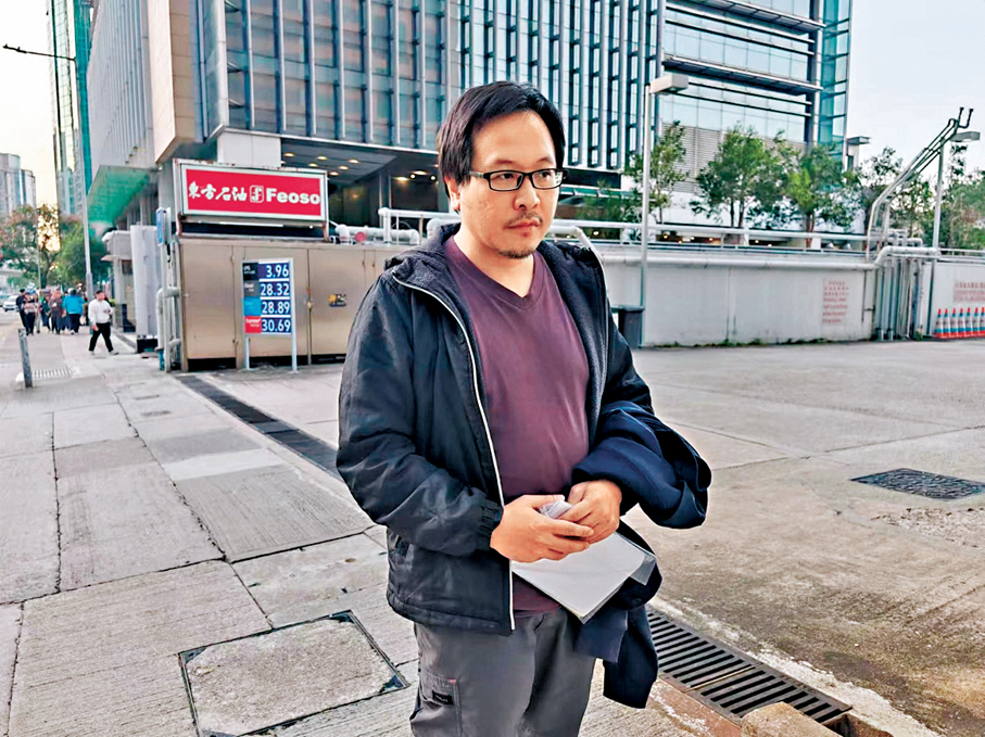 ●徐滿柑受查後離開廉署總部。 大公文匯全媒體記者  攝