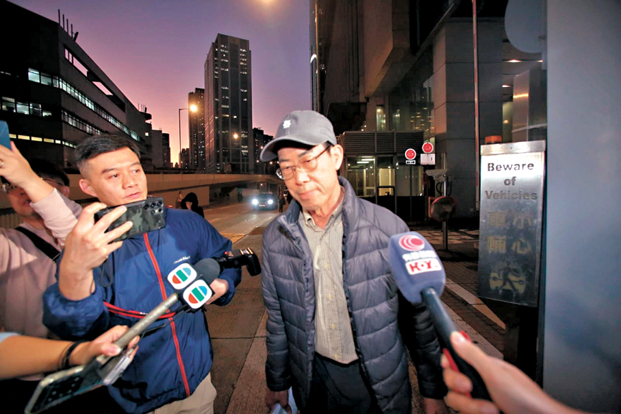 ●鄧國權離開廉署總部未有回應記者提問。 香港文匯報記者鄧偉明  攝