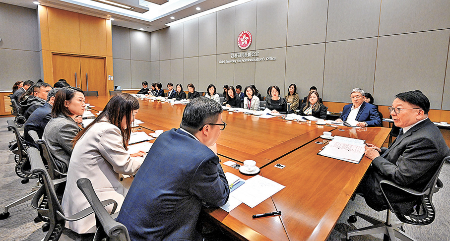 ●政務司司長陳國基（右一）昨日主持節慶安排跨部門工作小組會議，全面統籌並督導各政府部門有關除夕及元旦假期期間接待訪港旅客的預備工作。