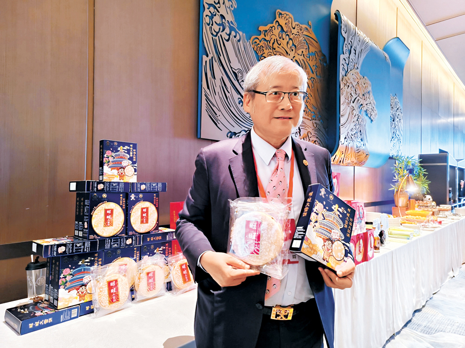 ●旺旺集團總助林天良展示旺旺集團與北京天壇公園聯合推出的「祈福大雪餅」。 香港文匯報記者賀鵬飛  攝