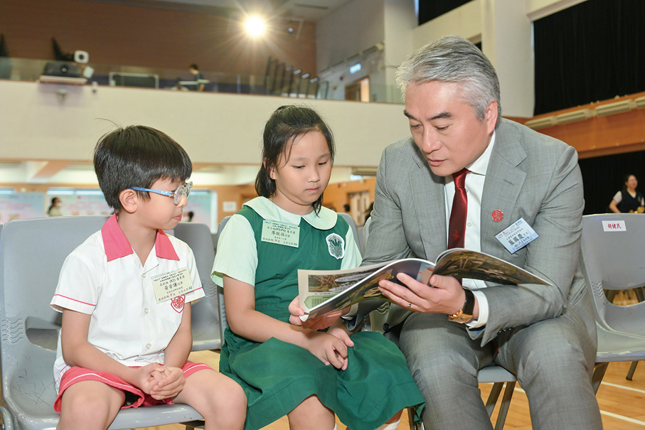 ●善德基金會主席藍國慶（右一）