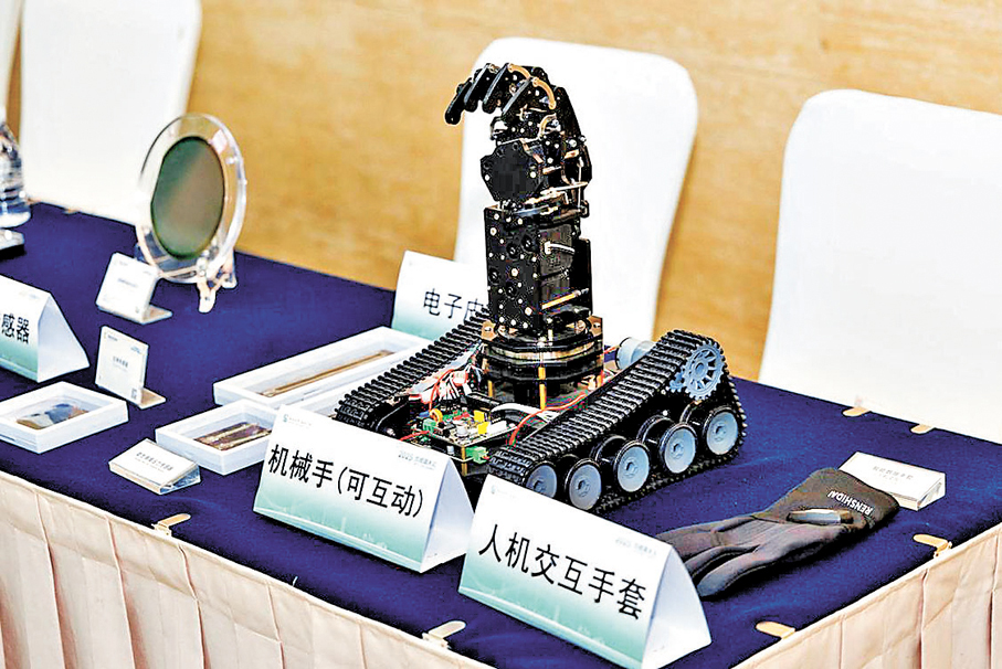 ●機器手手掌搭載的柔彈性傳感薄膜快速捕捉力反饋，毫秒間調整力度完成輕握動作。香港文匯報記者劉蕊  攝