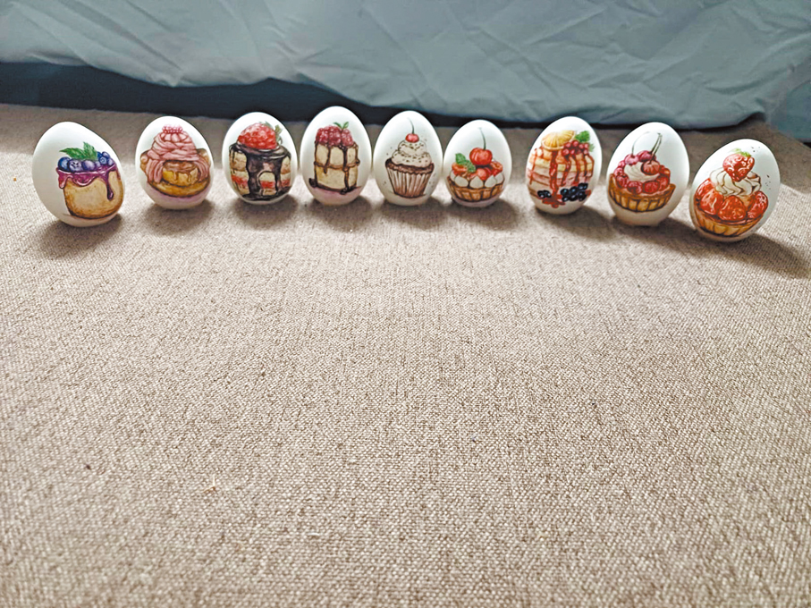 ●鍾杏珠的作品蛋殼畫很精緻。