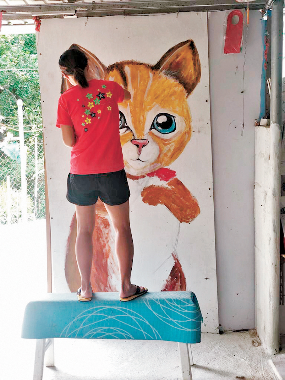 ●沒有好環境，鍾杏珠用自己土方法畫畫。