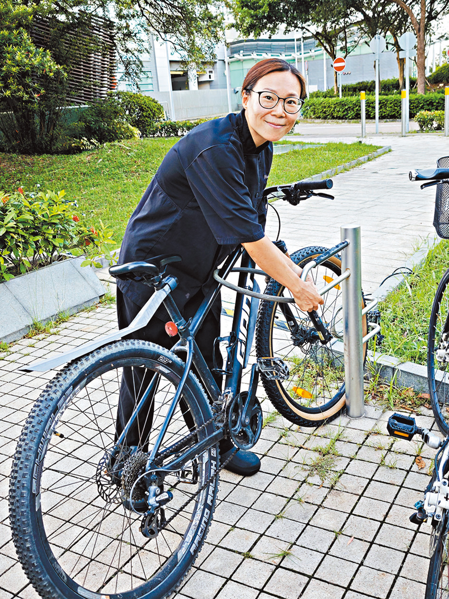 ●鍾杏珠每天踩單車返工放工，由塘坑村到科學園需時30至45分鐘。