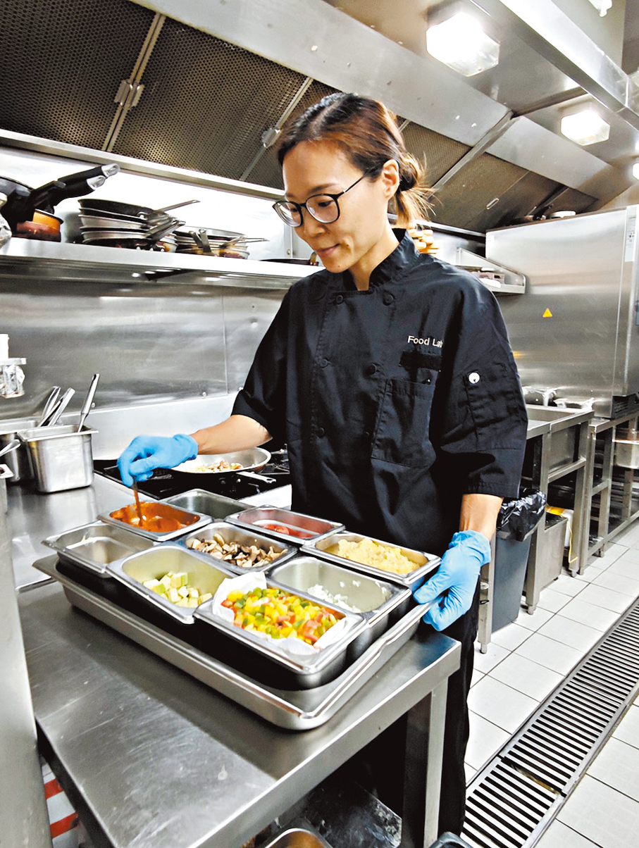 ●鍾杏珠白天在科技園餐廳做廚師。