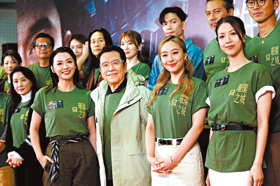 ●（前排左起）陳煒、姜大衛、陳瀅與陳曉華出席開鏡禮。 香港文匯報記者孫嘉蔚 攝