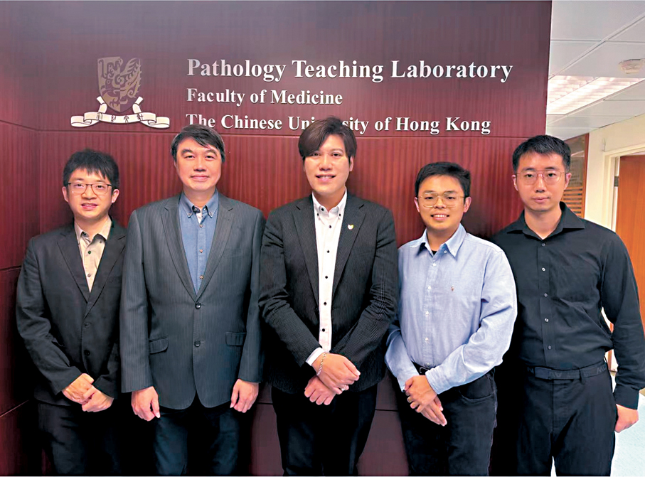 ●鄧銘權（中）與超級抗癌免疫細胞項目主要研究人員。 港中大圖片