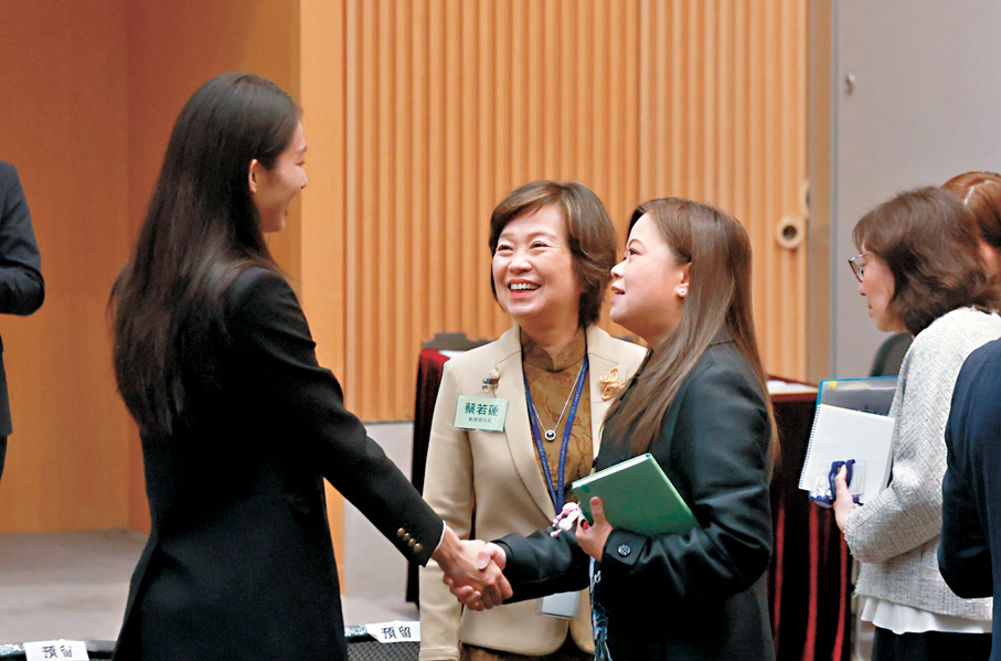 ●羅淑佩和蔡若蓮與江旻憓相談甚歡。