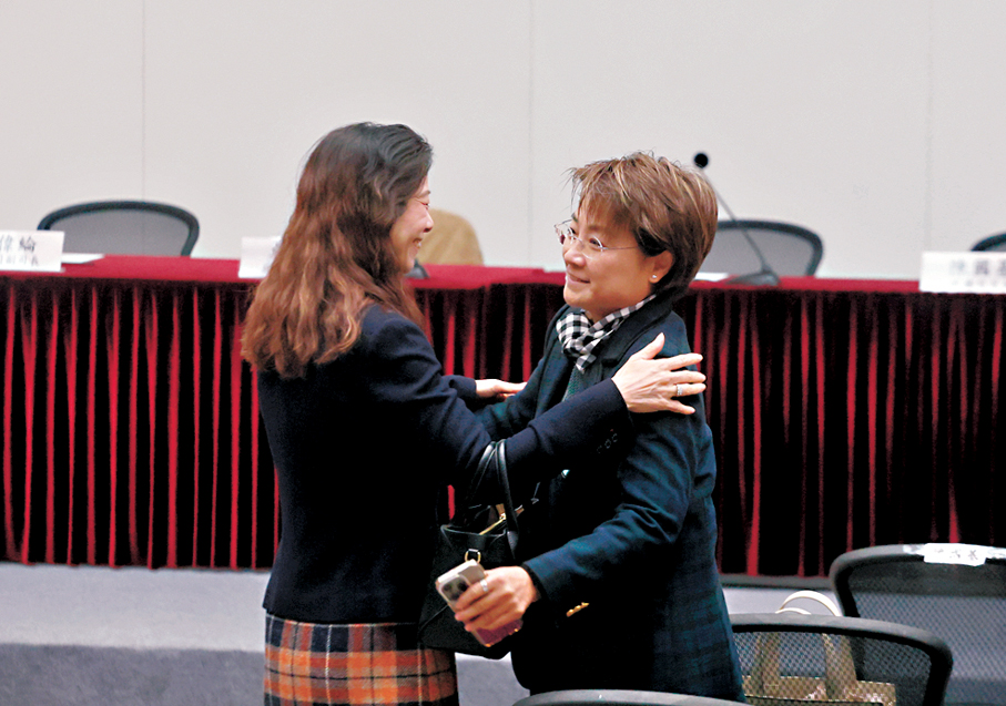 ●方國珊與陳曼琪交流。