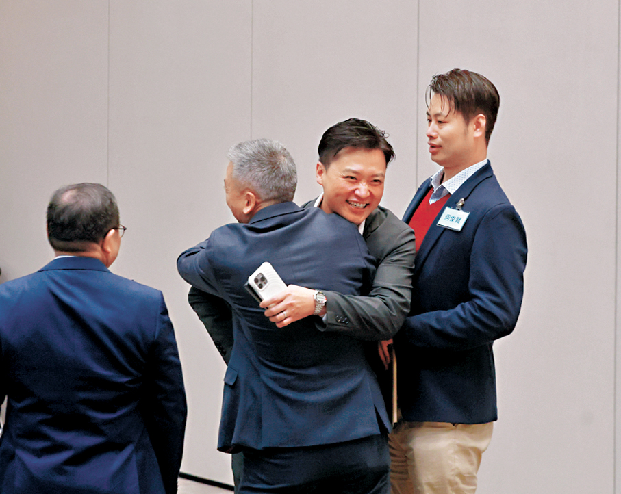 ●鄭泳舜與姚柏良擁抱。