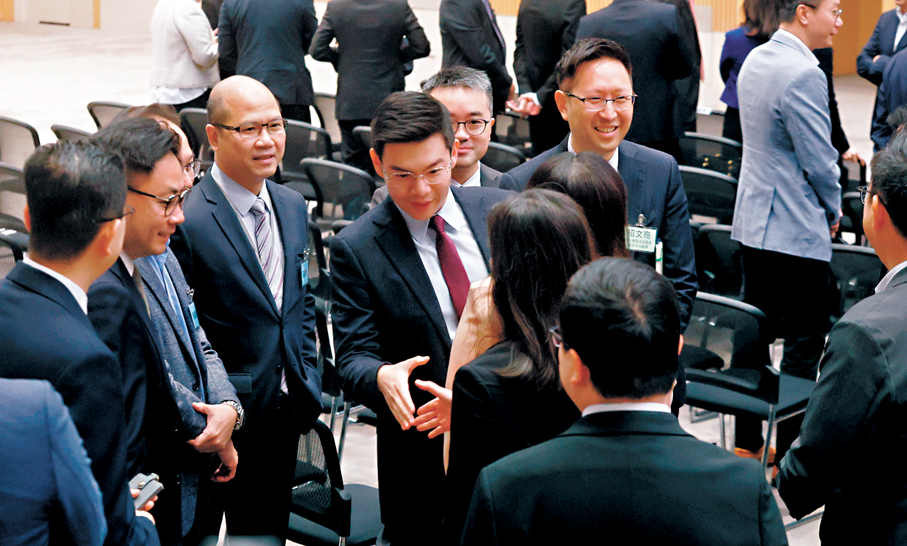 ●譚鎮國等候任議員互相握手問好。